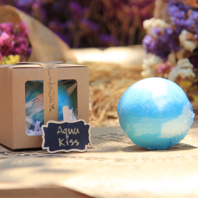 Aqua Kiss  Bath  Bomb