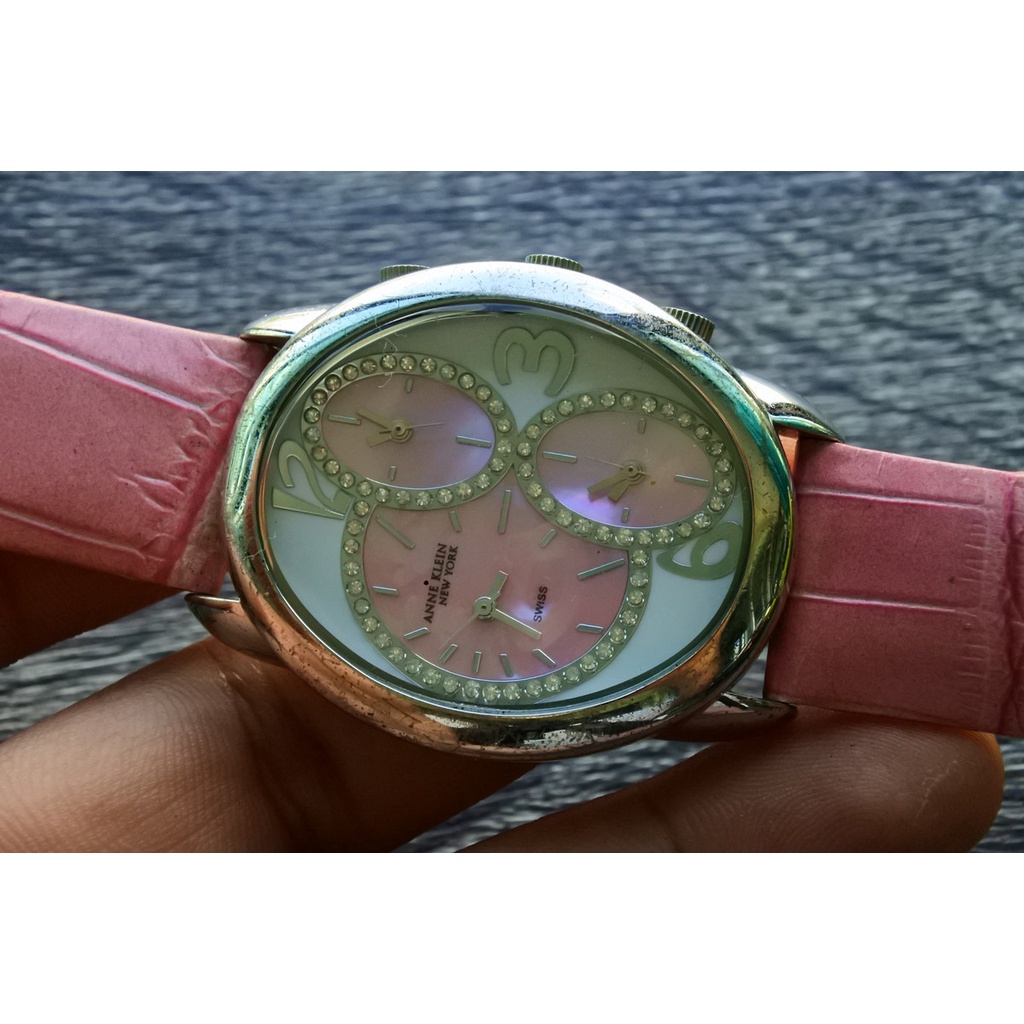 นาฬิกา Vintage มือสองญี่ปุ่น ANNE KLEIN มี 3  ดูเวลาได้ 3 ประเทศพร้อมกัน  Quartz ผู้หญิง ทรงกลม กรอบเงิน หน้าขาว สายหนัง