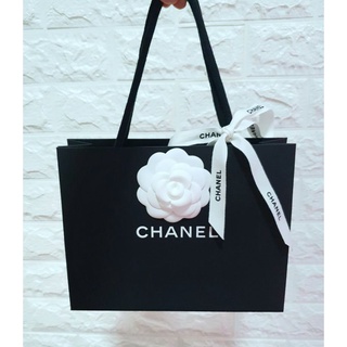 ถุงแบรนด์เนม CHANEL ขนาด8.5 นิ้ว สีดำ  พร้อมริบบิ้นCHANEL+ดอกคามิเลีย ครบเซ็ท ของแท้💯%จากเคาน์เตอร์ไทยค่ะ