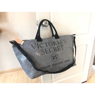 Victorias Secret CANVAS GLITTER GREY LARGE RUNWAY SLING BAG Code:B3D261165  แบรนด์แท้ 100% งาน Outlet