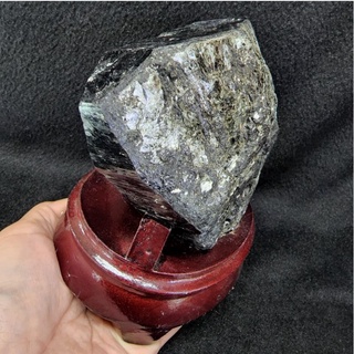 หินก้อนแบล็คทัวร์มาลีน แบล็คทัวร์มาลีน ทัวมารีน ทัวมาลีน(Black Tourmaline)มีติดแร่ไมก้าน้ำหนัก 1,101 กรัม