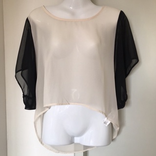เสื้อซีทรูสีครีมดำ/ยาว17/อกได้ถึง33/ส่งต่อ19บาทค่ะ