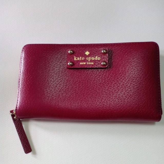 กระเป๋าสตางค์ kate spade รุ่น WLRU1153 red plum ซิปรอบ หนังทั่งใบ สวยหรู ดูดี มากๆ มีใบเดียว แท้100%
