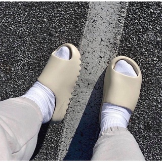 รองเท้าแตะ Yeezy slide เบา นุ่ม ใส่สบาย พร้อมกล่อง สินค้ามีพร้อมส่งในไทย