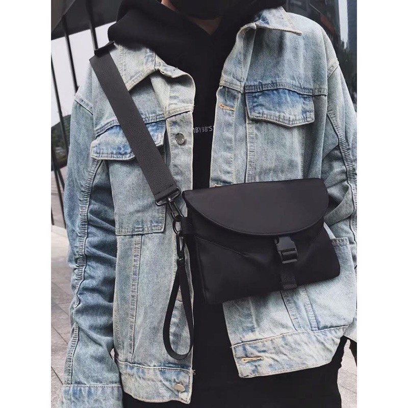 LOOKER- กระเป๋าสะพายข้าง กันน้ำ สีดำ