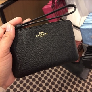 พร้อมส่ง แท้ 🇺🇸💯% New Coach กระเป๋า คล้องมือ 1 ซิป S รุ่น CORNER ZIP WRISTLET IN CROSSGRA F58032 IMITATION-GOLD/BLACK