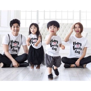 เสื้อครอบครัว พ่อแม่ลูก ลาย happy family day  สีขาว ผ้านุ่ม ใส่สบาย