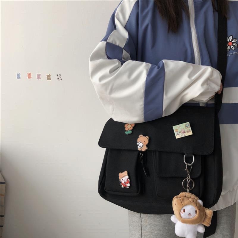 (มีส่งด่วน) tokyosellected(T1409) กระเป๋าสะพายข้างผ้าแคนวาส (แถมเข็มกลัด 4 ชิ้น) - รูปที่ 2