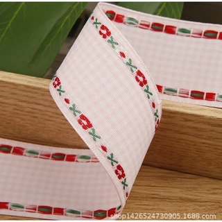 พร้อมส่ง ริบบิ้นผ้าฝ้าย ลายสก๊อด ริมปักดอกไม้ ขนาด 38 มม.