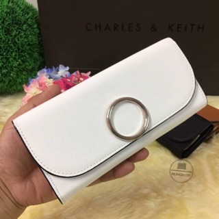 CHARLES &amp; KEITH CIRCULAR BUCKLE WALLET (สีขาว) (Outlet)