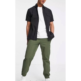 TOPMAN กางเกง Jogger ผ้าไนลอนเบา เย็น เข้ารูปไม่พอง Relaxed nylon jogger trousers in Khaki / Navy