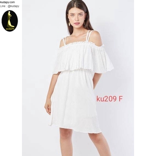 kudapy เดรสสั้นสีขาว ปาดไหล่แต่งระบาย ไหล่มีสายสองเส้นไขว้กากบาทด้านหลัง สม็อคอกและเอว