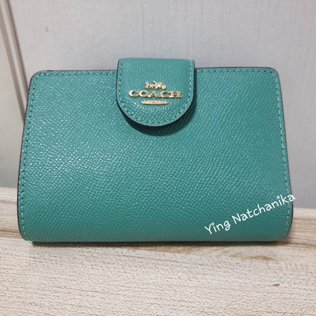 ✌ของแท้💯❗ กระเป๋าสตางค์ COACH 6390 สีเขียวเหนี่ยวทรัพย์ มือสอง