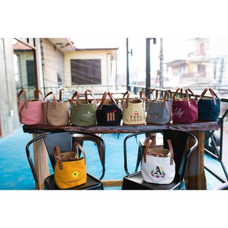 รุ่น Bucket bag กระเป๋าผ้าแคนวาสพร้อมปักชื่อ กระเป๋าปักชื่อ ทรงขนมจีบ ทรงบัคเก็ต กระเป๋าถือ กระเป๋าสะพาย ปักชื่อ