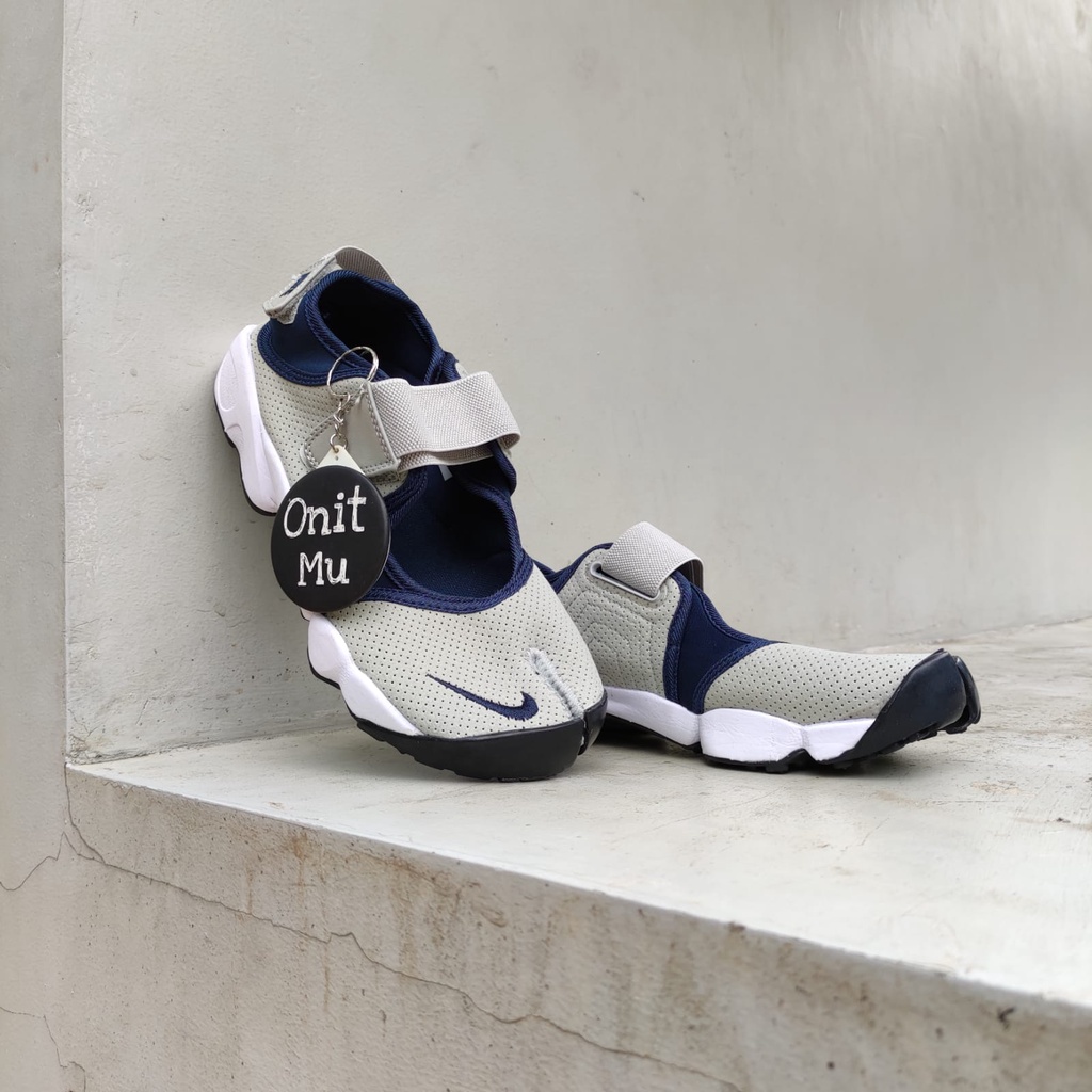 Nike Air Rift รองเท้าสีเทา