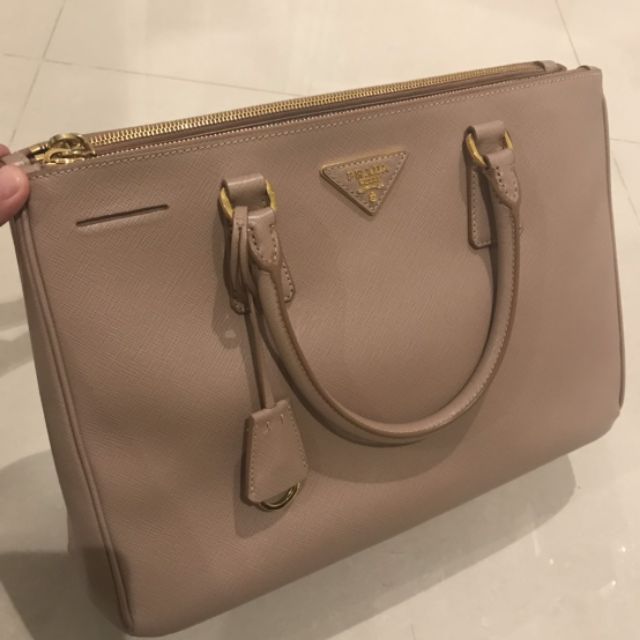 Prada saffiano double zip cammeo 33cm แท้ 100%