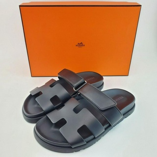 รองเท้าแตะผู้หญิง หนังลูกวัว Epsom แบรนด์ Hermes รุ่น Chypre Sandals in Black สีดำ (Noir)