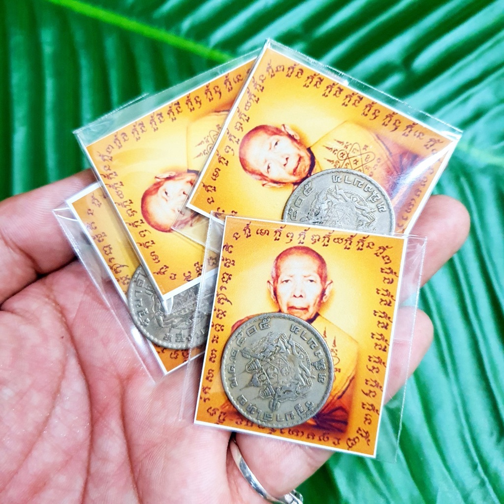 เหรียญบาทเงินขวัญถุง หลวงปู่ทิม วัดละหารไร่ ด้านหลังเป็นตราสัญลักษณ์ประจำแผ่นดินปี2505 ใส่กระเป๋าเงิ