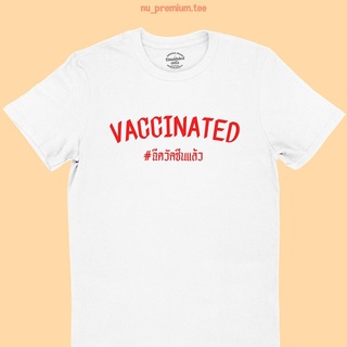 เสื้อยืดลาย Vaccinated ฉีดวัคซีนแล้ว เสื้อยืดสกรีน เสื้อยืดตลกๆ เสื้อยืดวัยรุ่น มีหลายสี ไซส์ S - 2XL