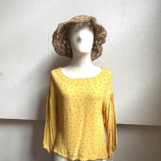 (มือ2) เสื้อแขนยาวสีเหลือง ลายจุด