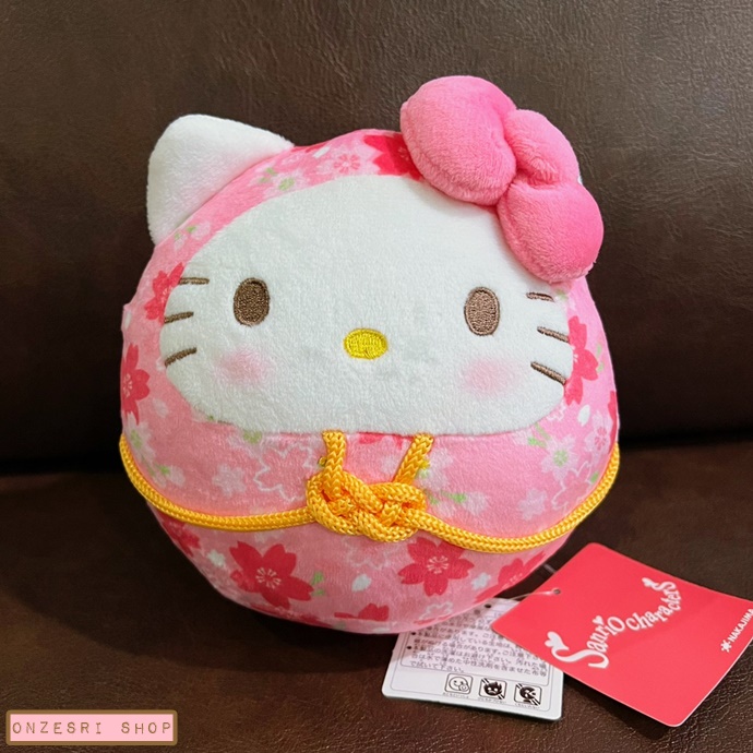ตุ๊กตา Sanrio Daruma แบบ Hello Kitty สีชมพู ขนาด 14 x 14.5 x 11.5 ซม. (คิตตี้ดารุมะ)