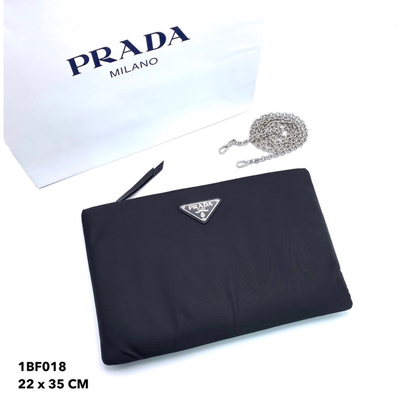 Prada Nylon Clutch ถอดสายได้ มีสายโซ่สะพาย ถือเป็นคลัชได้ 1BF018 กระเป๋า พราด้า ของแท้