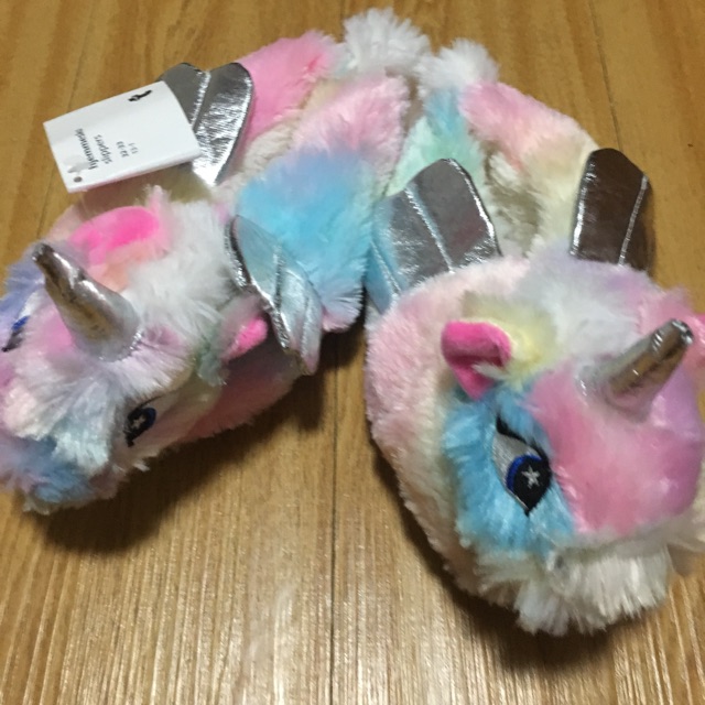 รองเท้าใส่ในบ้านของเด็ก sleeper ตัวยูนิคอร์นจากประเทศอังกฤษ ของใหม่ซื้อแล้วใส่ไม่ได้ค่ะ ความยาวเท้า 