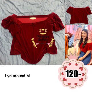 ❌❌ขายแล้ว❌❌เสื้อครอปปาดไหล่ผ้ากำมะหยี่สีแดงLynaround