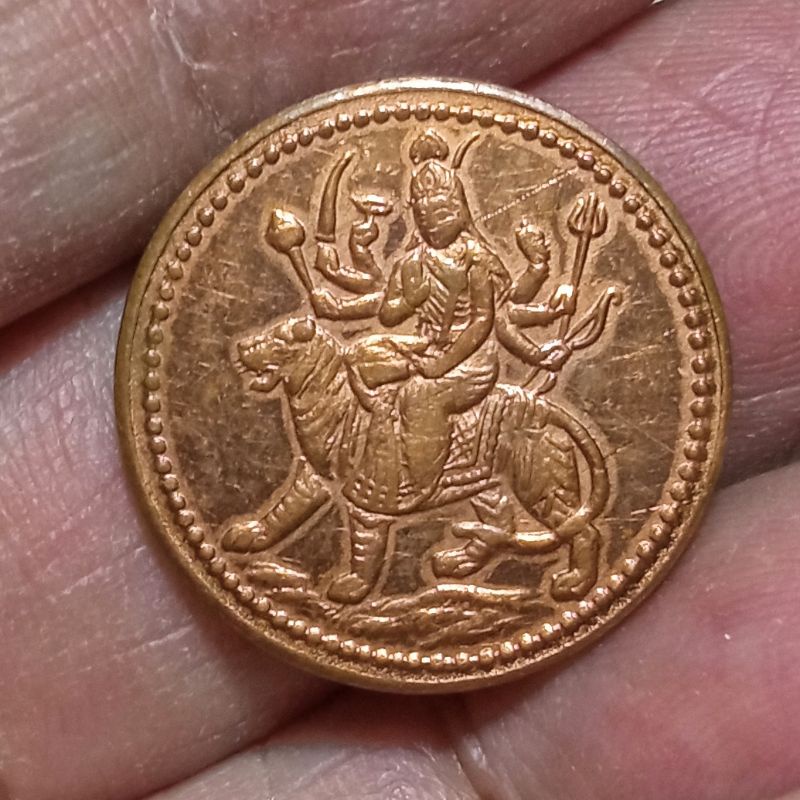 เหรียญพระแม่ศรีมหาอุมาเทวี ทรงสิงห์ วัดแขก บล็อกอินเดีย พิมพ์เล็กเก่าสวย หลังยันต์ศรีจักรกาปี 2540 ทองแดงสวย รหัส565
