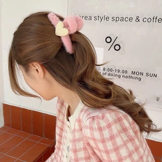 Love and Winter Clip กิ๊บหนีบผมทรงไขว้ ขนนุ่มๆฟูๆ ติดหัวใจตรงกลาง หนีบผมได้แน่น เก็บผมได้เยอะ กิ๊บติดผม กิ๊บหนีบผม
