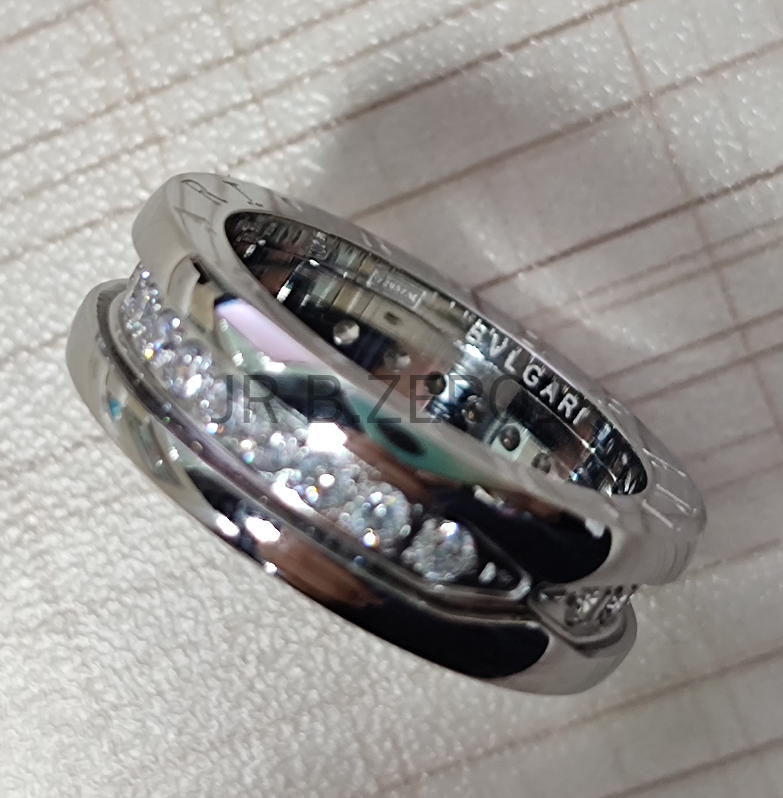 ใหม่แหวนชิ้นเดียวใน 18 Kt Rose Gold ชุดพร้อม Pavé Diamonds บนเกลียวไม่มีกล่อง