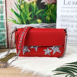 PEDRO EMBELLISHED FLAP SHOULDER BAG กระเป๋าสะพายสายโซ่ยาวมีหนังรองบ่า สีแดง