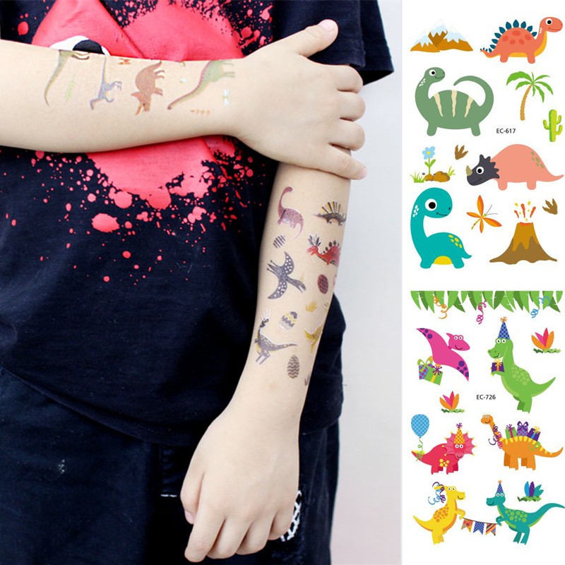 1 แผ่นไดโนเสาร์ Series สติ๊กเกอร์รอยสักกันน้ําชั่วคราวสําหรับเด็ก Dino Birthday Party Decor (ส่งโดยสุ่ม)