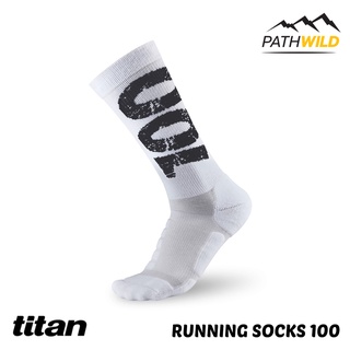 ถุงเท้าวิ่ง TITAN RUNNING SOCKS 100 ความยาวประมาณครึ่งแข้ง โชว์ตัวเลข 100 ซึ่งเป็นระยะ ULTRA RUN ที่ท้าทาย