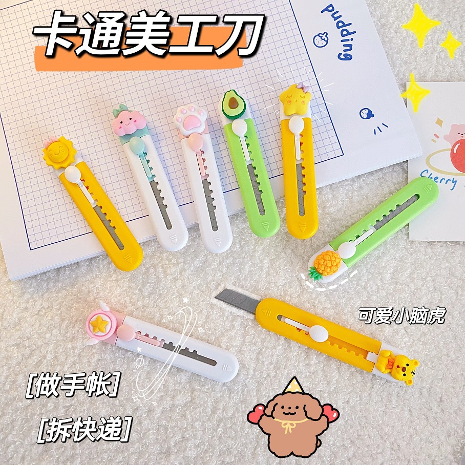 คัทเตอร์มินิแบบพกพาขนาด 9x2 cm. น่ารักๆ พกพาง่ายๆ มีที่หนีบข้างหลัง