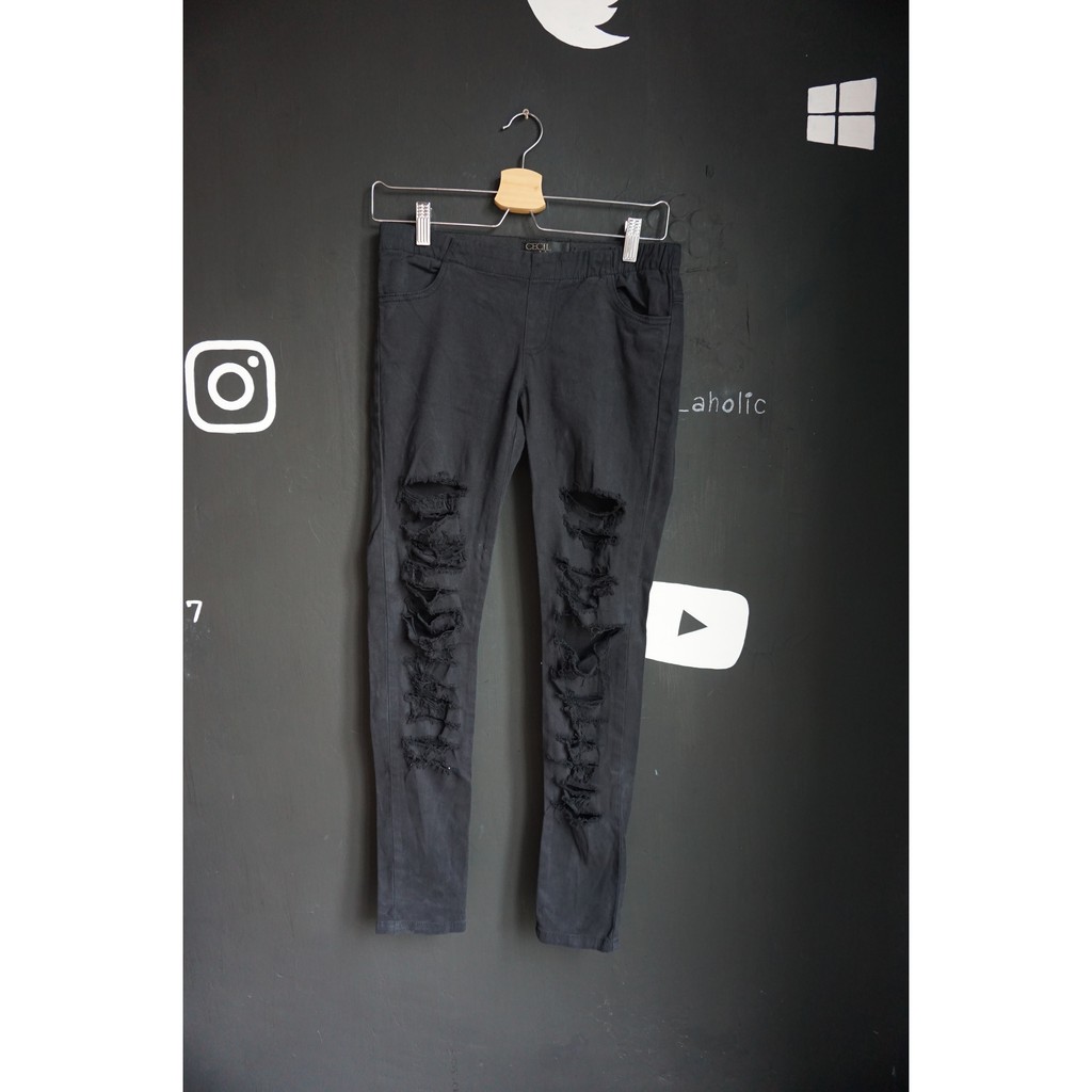 กางเกงสกินนี่สีดำเอวต่ำ แต่งขาดด้านหน้า 2 ข้าง แบรนด์ญี่ปุ่น Cecil McBEE  มือสองสภาพดี สินค้าจากญี่ป