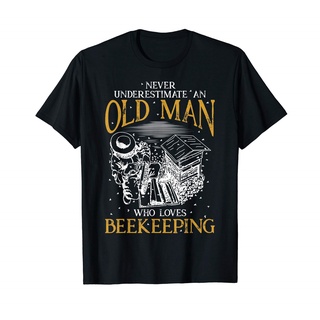 เสื้อยืด ผ้าฝ้าย พิมพ์ลาย  Never Underestimate An Old Who Loves Beekeeping Novelty สําหรับผู้ชาย O65YT667079สาม