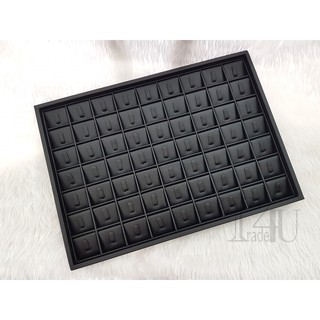 ถาดใส่แหวน 63 ช่อง ภายนอกและภายใน เป็นหนัง PU สีดำ