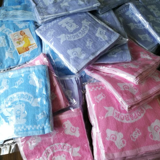 ผ้าเช็ดหน้าลายหมี ขนาด 12"x12"  (แพ็คละ 6ผืน) ในแพ็คมี3สีฟ้าโอรสเทา ค่ะ
