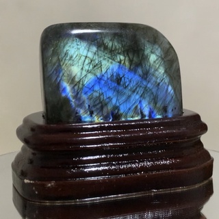 ลาบราดอไรท์ (Labradorite) รูปทรง freeform 0.6 kg พร้อมฐานไม้