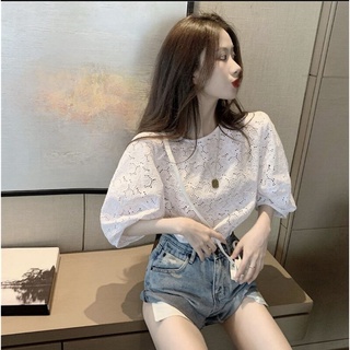 เสื้อไตล์โคเรีย มาในโทนสีขาว ดีไซด์ลูกไม้ฉลุทั้งตัว ลายลูกไม้สวยเกร๋ดูแพง แขนบาร์บี้พอง