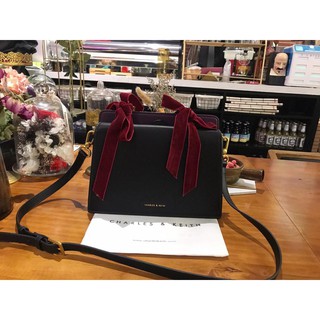 2019 ใหม่ Charles &amp; Keith กระเป๋าคันธนูขนาดเล็กสุดไฟกระเป๋าสะพายไหล่ CK แพคเกจในแนวทแยง