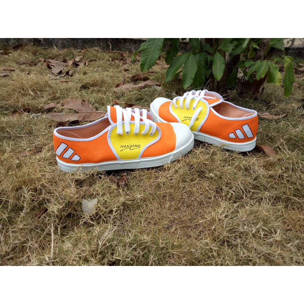 Nanyang รองเท้าคัชชู นานยาง คัชชู เซปากตะกร้อ สีส้ม สีเหลือง