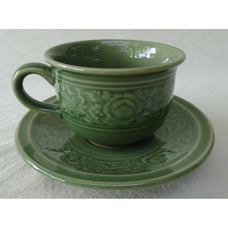 ถ้วยกาแฟ พร้อมจานรอง ลายไทย สีเขียว เป็นงานเซรามิค ผลิตและออกแบบโดย วุฒิชัยเซรามิค ในลำปาง otop lampang 0840479762