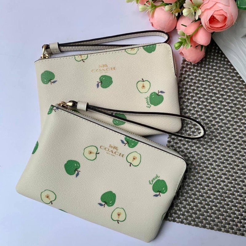 พร้อมส่ง แท้ ???????????? New Coach คล้องมือ 1 ซิป S CORNER ZIP