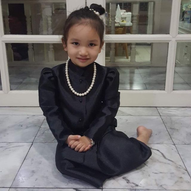 ชุด​ไทย​จิตรลดา​เด็ก 2-7ขวบชุดไทยจิตรลดาสีดำเด็กผู้หญิงชุดงานศพชุดผ้าไหมชุดไทยเด็กชุดดำชุดไทยกระโปรงป้ายข้าง