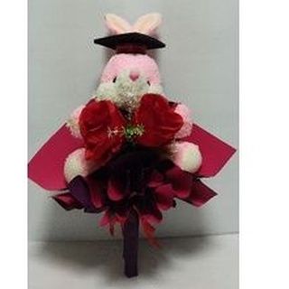 ช่อดอกไม้รับปริญญา ตุ๊กตากระต่ายรับปริญญา น่ารัก ใช้เป็นของขวัญ รับปริญญา .(กระต่ายถือกุหลาบ(แดงคู่)