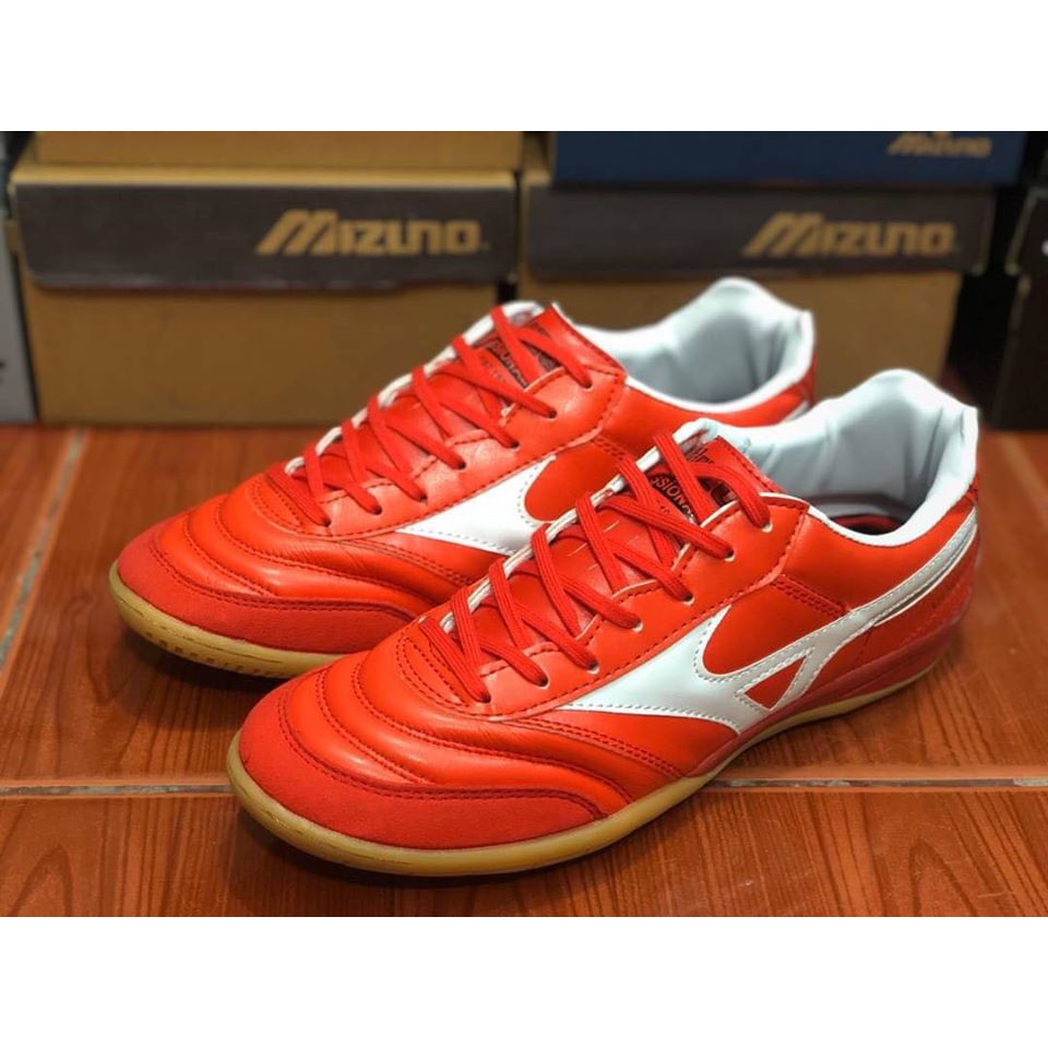 [ลดเพิ่ม 150.- พิมพ์โค้ด  KOOKSHVS518] รองเท้าฟุตซอล Mizuno สีส้มเข้ม คาดขาว