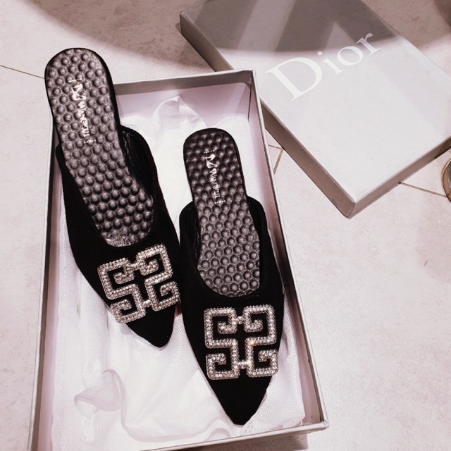 รองเท้าหัวแหลม GIVENCHY Shopee Thailand