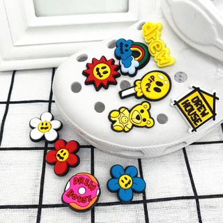 จี้การ์ตูน Drew House jibits croce Charms Justin Bieber Jibitz Pin Flower Drew Jibit crors อุปกรณ์เสริม สําหรับตกแต่งรองเท้าเด็ก